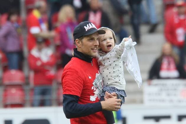 Thomas Tuchel - privat Trainer Thomas Tuchel mit seiner Tochter - 1. FSV Mainz 05 vs. Hamburger SV, Coface Arena, 34. Spieltag