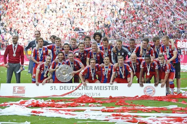 Fußball, FC Bayern München, Deutscher Meister 2014 Mannschaftsfoto Meisterfeier JUBEL FCB Der FC Bayern ist 24. Deutscher Meister 2013 2014 FC Bayern München gegen VfB Stuttgart Fußball Bundesliga Herren GER 1. BL Spieltag 34 34. Spieltag Saison 2013 2014 München Allianz-Arena 10.05.2014 FC Bayern München gegen VfB Stuttgart