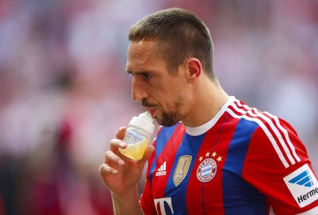 Fußball, FC Bayern München, Deutscher Meister 2014 Frank RIBERY, FCB 7 mit BabyFlasche FC Bayern München - ( 1-0 ) Fussball 1. Bundesliga , München, am 10.05.2014 34.Spieltag, Saison 2013 2014, 1.Liga, 1.Bundesliga, FCB