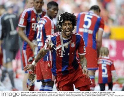 10.05..2014, Fussball 1.Bundesliga 2013 2014, 34.Spieltag, FC Bayern München - VfB Stuttgart, in der Allianz-Arena München. Meisterfeier: Bierdusche für Dante (Bayern München). 
