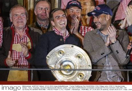 Trainer Cheftrainer Pep GUARDIOLA (FCB) Philipp Lahm (FCB 21) Meisterschale, Schale, Teller, Trophaee, Deutsche Meisterschaft, Meister-schale, Karl-Heinz RUMMENIGGE (Vorstandsvorsitzender FCB AG) Hermann GERLAND, FCB Co-Trainer FC BAYERN MÜNCHEN - VFB STUTTGART ( 1-0 ) Fussball 1. Bundesliga , MÜNCHEN, am 10.05.2014 34.Spieltag, Saison 2013 2014, 1.Liga, 1.Bundesliga, FCB