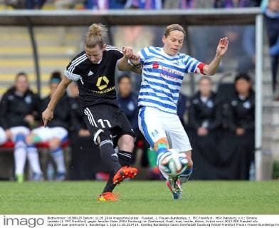 Fussball, 1. Frauen-Bundesliga, 1. FFC Frankfurt - MSV Duisburg, v.li.: Simone Laudehr (1. FFC Frankfurt) gegen Jennifer Oster (MSV Duisburg) im Zweikampf, Duell, duel, tackle, Aktion, Action xmrx