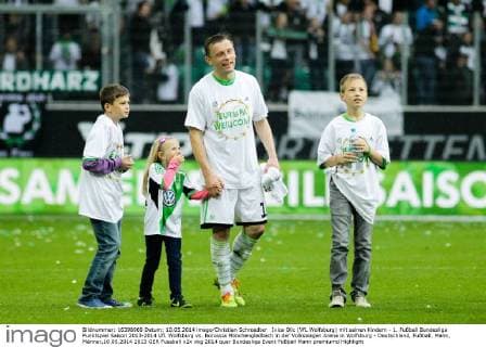 Ivica Olic (VfL Wolfsburg) mit seinen Kindern - 1. Fußball Bundesliga Punktspiel Saison 2013-2014 VfL Wolfsburg vs. Borussia Mönchengladbach in der Volkswagen Arena in Wolfsburg - Deutschland, Fußball, Mann, Männer,10.05.2014