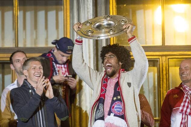 Fußball, FC Bayern München, Deutscher Meister 2014 Meisterfeier des FC Bayern München zum Gewinn des 24. Titels, auf dem Marienplatz, München. 10.05.2014 Im Bild: Dante mit Meisterschale neben Bastian Schweinsteiger
