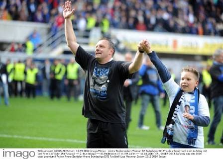 Andre Breitenreiter (Trainer SC Paderborn 07) Freude Jubel nach dem Aufstieg mit den Fans und Sohn (R) Fussball --- 2. Bundesliga --- SC Paderborn 07 vs VfR Aalen --- 11.05.2014, EP_rsl