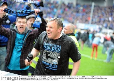 Bierdusche fuer Andre Breitenreiter (Trainer SC Paderborn 07) Fussball --- 2. Bundesliga --- SC Paderborn 07 vs VfR Aalen --- 11.05.2014, EP_rsl