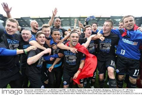 11.05.2014, Fussball 2.Bundesliga 2013 2014, 34.Spieltag, SC Paderborn 07 - VfR Aalen in der Benteler-Arena Paderborn. die Mannschaft von Paderborn feiert den Aufstieg in die 1. Liga 