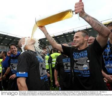 11.05.2014, Fussball 2.Bundesliga 2013 2014, 34.Spieltag, SC Paderborn 07 - VfR Aalen in der Benteler-Arena Paderborn. die Mannschaft von Paderborn feiert den Aufstieg in die 1. Liga , v.l. Johannes Wurtz (SC Paderborn 07) und Marvin Bakalorz (SC Paderborn 07) 