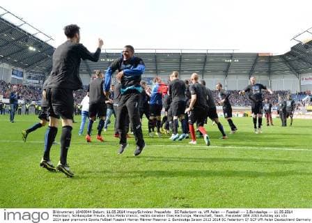 SC Paderborn vs. VfR Aalen --- Fussball --- 2.Bundesliga --- 11.05.2014 Paderborn, Schlussjubel Freude, links Mario Vrancic, rechts daneben Elias Kachunga, Mannschaft, Team, Freisteller