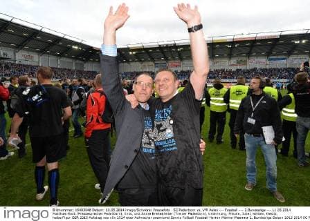SC Paderborn vs. VfR Aalen --- Fussball --- 2.Bundesliga --- 11.05.2014 Matthias Hack (Pressesprecher Paderborn), links, und Andre Breitenreiter (Trainer Paderborn), Umarmung, Freude, Jubel, winken, Gestik, halbe Figur