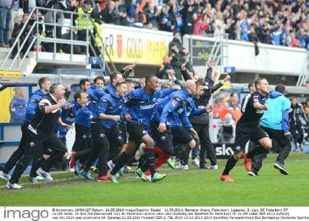 11.05.2014, Benteler-Arena, Paderborn, Ligaspiel, 2. Liga, SC Paderborn 07 vs VfR Aalen, im Bild Die Mannschaft vom SC Paderborn stürmt nach dem Aufstieg das Spielfeld SC Paderborn 07 vs VfR Aalen