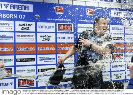 11.05.2014, Benteler-Arena, Paderborn, Ligaspiel, 2. Liga, SC Paderborn 07 vs VfR Aalen, im Bild Andre Breitenreiter (Trainer, SC Paderborn) bekommt bei der Pressekonferenz eine Bierdusche ins Gesicht SC Paderborn 07 vs VfR Aalen
