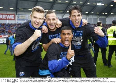 11.05.2014, Benteler-Arena, Paderborn, Ligaspiel, 2. Liga, SC Paderborn 07 vs VfR Aalen, im Bild Michael Heinloth (22, SC Paderborn, li.), Marvin Bakalorz (6, SC Paderborn), Elias Kachunga (15, SC Paderborn) und Jens Wemmer (7, SC Paderborn) feiern den Aufstieg SC Paderborn 07 vs VfR Aalen