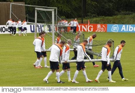 Players put goals on there spot before a trainingmatch 