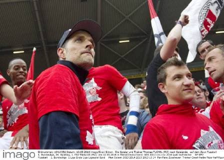 Die Spieler und Trainer Thomas TUCHEL (MZ) nach Spielende auf dem Zaun Fussball 1. Bundesliga, 34. Spieltag, 1. FSV Mainz 05 (MZ) am 10.05.2014 in Mainz Deutschland.