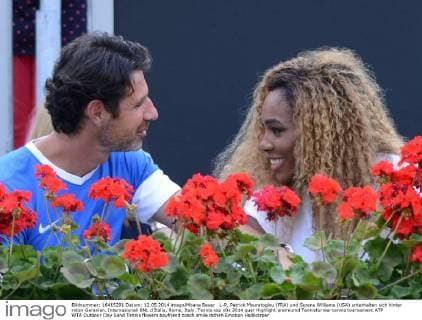 L-R, Patrick Mouratoglou (FRA) und Serena Williams (USA) unterhalten sich hinter roten Geranien. Internazionali BNL d Italia, Rome, Italy.