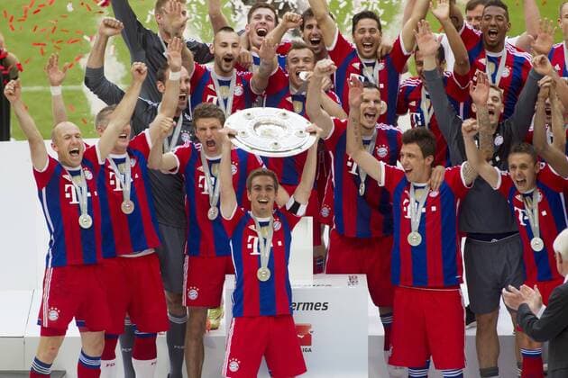 Fußball, FC Bayern München, Deutscher Meister 2014 Philipp LAHM und Bayern - Mannschaft mit Meisterschale. Fussball, offizielle Meisterfeier für den FC Bayern München (München), Bundesliga, 34.Spieltag, Saison 2013 2014, am 10.05.2014 in München A L L I A N Z A R E N A Deutschland.
