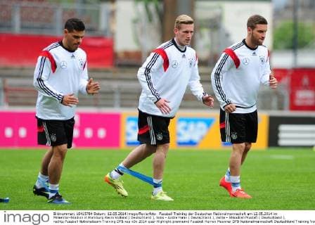 Fussball Training der Deutschen Nationalmannschaft am 12.05.2014 im Millerntor-Stadion in Hamburg Kevin Volland ( Deutschland ), links - Andre Hahn ( Deutschland ), mitte - Shkodran Mustafi ( Deutschland ), rechts