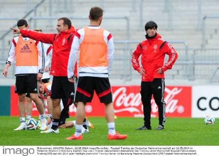 Fussball Training der Deutschen Nationalmannschaft am 12.05.2014 im Millerntor-Stadion in Hamburg Joachim Jogi Löw ( Trainer Deutschland ) beobachtet das Training seiner Mannschaft