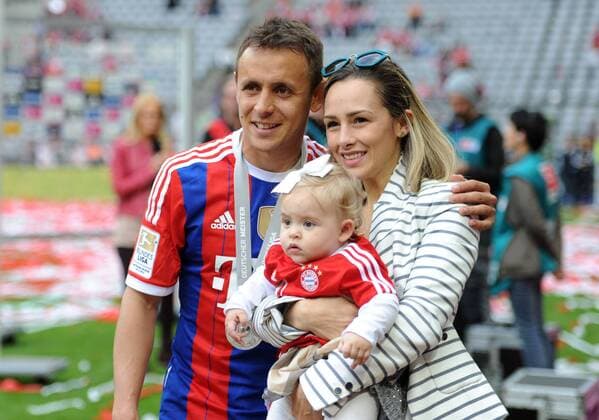 10.05.2014, Fussball, Saison 2013-2014, 1. Bundesliga, 34. Spieltag, FC Bayern München - Rafinha (Bayern München) mit Ehefrau Carolina und Töchterchen Maria Sofia