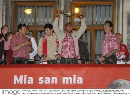 10.05..2014, Fussball 1.Bundesliga 2013 2014, FC Bayern München feiert die Meisterschaft auf dem Rathausbalkon am Marienplatz München. Jerome Boateng (mi., Bayern München) mit der Meisterschale 