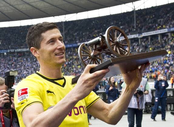 Torschuetzenkoenig der Saison: Robert LEWANDOWSKI (DO) mit der Torjaegerkanone. Fussball 1. Bundesliga, 34. Spieltag, Hertha BSC Berlin (B) - Borussia Dortmund (DO), am 10.05.2014 in Berlin Deutschland.