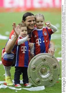Daniel VAN BUYTEN (Bayern Muenchen) mit seinen Kindern und der Meisterschale. Fussball 1. Bundesliga, 34. Spieltag, FC Bayern Muenchen (M)-VFB Stuttgart (S) 1-0. ,am 10.05.2014,A L L I A N Z A R E N A. letzter Spieltag,Deutscher Meister,Meisterschaft,Deutscher Fussballmeister,Uebergabe.