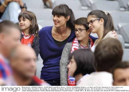 Cristina GUARDIOLA (Ehefrau von Pep),mit Tochter Valentina (li), Sohn Marius und Tochter Maria. Fussball 1. Bundesliga, 34. Spieltag, FC Bayern Muenchen (M)-VFB Stuttgart (S) 1-0. ,am 10.05.2014,A L L I A N Z A R E N A. letzter Spieltag,Deutscher Meister,Meisterschaft,Deutscher Fussballmeister,