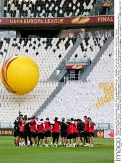 FUSSBALL - EL, Sevilla vs Benfica, Vorberichte, Training TURIN,ITALIEN,13.MAI.14 - FUSSBALL - UEFA Europa League, Finale, Sevilla FC vs SL Benfica Lissabon, Vorberichte, Abschlusstraining Sevilla. Bild zeigt die Mannschaft von Sevilla.  CW3_9970