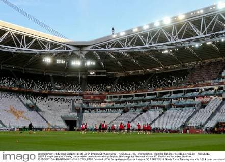 FUSSBALL - EL , Vorberichte, Training TURIN,ITALIEN,13.MAI.14 - FUSSBALL - UEFA Europa League, Finale, Vorberichte, Abschlusstraining Sevilla. Bild zeigt die Mannschaft von FC Sevilla im Juventus Stadium  CW3_0010