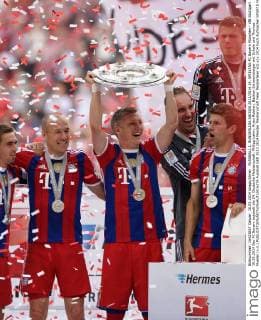 FUSSBALL 1. BUNDESLIGA SAISON 2013 2014 34. SPIELTAG FC Bayern München - VfB Stuttgart 10.05.2014 Der FC Bayern bejubelt die 24. Deutsche Meisterschaft: Philipp Lahm, Arjen Robben, Bastian Schweinsteiger mit Schale und Thomas Mueller (v.li.) 
