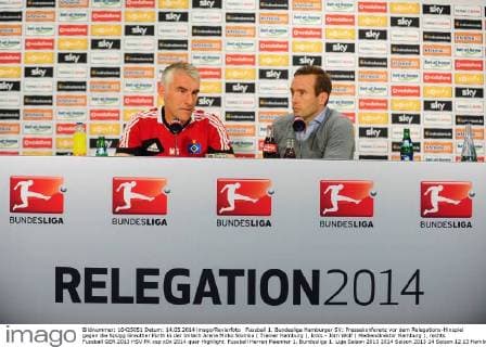 Fussball 1. Bundesliga Hamburger SV: Pressekonferenz vor dem Relegations-Hinspiel gegen die SpVgg Greuther Fürth in der Imtech Arena Mirko Slomka ( Trainer Hamburg ), links - Jörn Wolf ( Mediendirektor Hamburg ), rechts