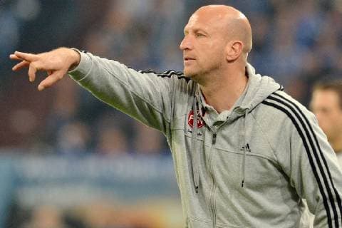 FC Schalke 04 vs. 1. FC Nuernberg --- Fussball --- 1.Bundesliga --- 10.05.2014 Roger Prinzen (Trainer Nuernberg), Gestik, Einzelbild, halbe Figur
