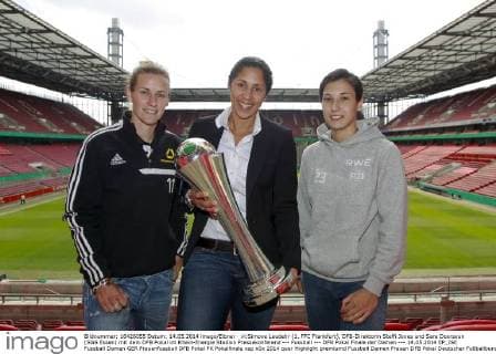 vl:Simone Laudehr (1. FFC Frankfurt), DFB-Direktorin Steffi Jones und Sara Doorsoun (SGS Essen) mit dem DFB Pokal im Rhein-Energie Stadion Pressekonferenz --- Fussball --- DFB Pokal Finale der Damen --- 14.05.2014 EP_JSE