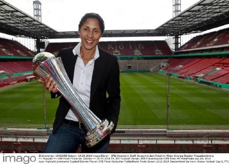 DFB-Direktorin Steffi Jones mit dem Pokal im Rhein-Energie Stadion Pressekonferenz --- Fussball --- DFB Pokal Finale der Damen --- 14.05.2014 EP_JSE