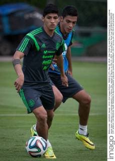 MEXICO CITY, May 14, 2014 - Alan Pulido (L) and Raul Jimenez from Mexico s national soccer team take part in a training session, in Mexico City, capital of Mexico, on May 14, 2014. (Xinhua Pedro Mera) (ce) (SP)MEXICO-MEXICO CITY-WORLD CUP-MEXICAN TEAM-TRAINING 