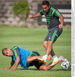 MEXICO CITY, May 14, 2014 - Carlos Salcido (L) and Marco Fabian from Mexico s national soccer team take part in a training session, in Mexico City, capital of Mexico, on May 14, 2014. (Xinhua Pedro Mera) (ce) (SP)MEXICO-MEXICO CITY-WORLD CUP-MEXICAN TEAM-TRAINING 