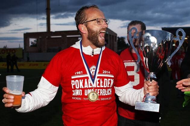 Fussball, Bayerisches Toto-Pokalfinale, SV Schalding-Heining - FC Würzburger Kickers, v.li.: Trainer Dieter Wirsching (FC Würzburger Kickers) mit dem Pokal. xfsx