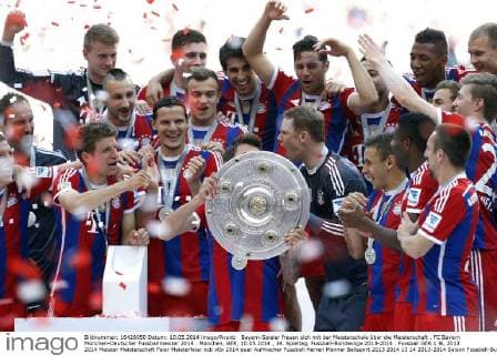 Bayern-Spieler freuen sich mit der Meisterschale über die Meisterschaft . FC Bayern München-Deutscher Fussballmeister 2014 . München, GER, 10.05.2014 , 34. Spieltag, Fussball-Bundesliga 2013-2014 .