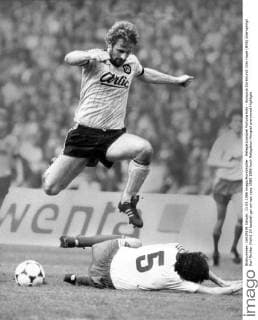 Relegationsspiel Fortuna Köln - Borussia Dortmund: Dirk Hupe (BVB) überspringt Karl Richter (Köln)