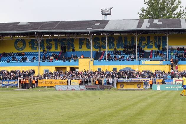 Leipzig, 14.05.2014, Bruno-Plache-Stadion, Fußball, Bezirksliga Nord. , 1. FC Lokomotive Leipzig (U23) II Lok - Tribüne im Hintergrund Übersicht. ,