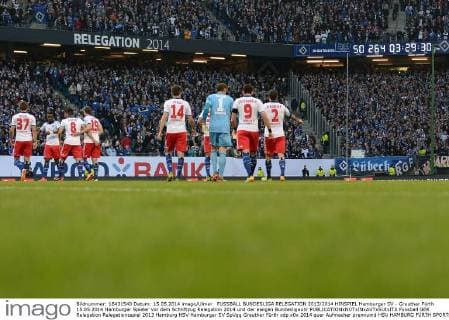 FUSSBALL BUNDESLIGA RELEGATION 2013 2014 HINSPIEL Hamburger SV - Greuther Fürth 15.05.2014 Hamburger Spieler vor dem Schriftzug Relegation 2014 und der ewigen Bundesligauhr 