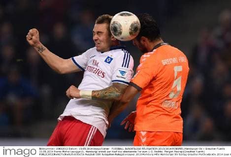 FUSSBALL BUNDESLIGA RELEGATION 2013 2014 HINSPIEL Hamburger SV - Greuther Fuerth 15.05.2014 Pierre-Michel Lasogga (li, Hamburg) erzielt per Kopf das aberkannte Tor zum 1:0. Rechts: Mergim Mavraj (Greuther Fuerth) 