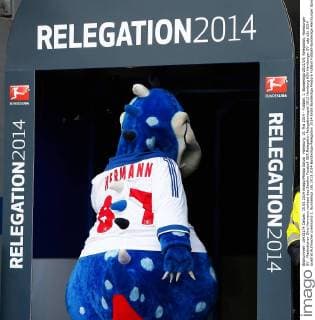 Hamburg, 15. Mai 2014 - Fußball, 1. Bundesliga 2013 14, Relegation, Hamburger SV : Maskottchen Dino Hermann verlässt das Stadion