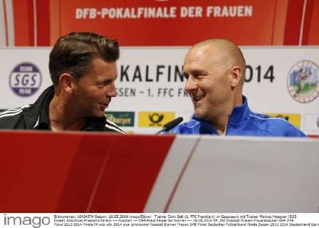 Trainer Colin Bell (1. FFC Frankfurt) im Gespraech mit Trainer Markus Hoegner (SGS Essen) Abschluss Pressekonferenz --- Fussball --- DFB Pokal Finale der Damen --- 16.05.2014 EP_JSE