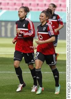 Babett Peter (1. FFC Frankfurt 4) und Jessica Wich (1. FFC Frankfurt 17) gut gelaunt beim Abschlusstraining im Rhein-Energie Stadion Abschluss Training des 1. FFC Frankfurt--- Fussball --- DFB Pokal Finale der Damen --- 16.05.2014, EP_JSE