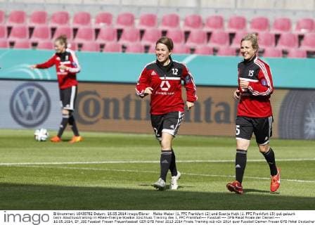 Meike Weber (1. FFC Frankfurt 12) und Svenja Huth (1. FFC Frankfurt 15) gut gelaunt beim Abschlusstraining im Rhein-Energie Stadion Abschluss Training des 1. FFC Frankfurt--- Fussball --- DFB Pokal Finale der Damen --- 16.05.2014, EP_JSE