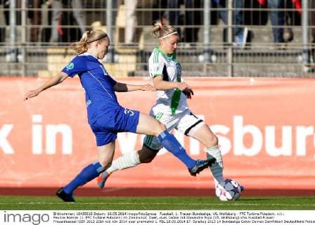 Fussball, 1. Frauen-Bundesliga, VfL Wolfsburg - FFC Turbine Potsdam, v.li.: Pauline Bremer (1. FFC Turbine Potsdam) im Zweikampf, Duell, duel, tackle mit Alexandra Popp (VfL Wolfsburg) xfsx