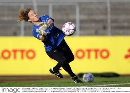 Fussball, 1. Frauen-Bundesliga, VfL Wolfsburg - FFC Turbine Potsdam, v.li.: Anna Felicitas Sarholz (1. FFC Turbine Potsdam) pariert, Parade, Glanzparade, hält den Ball, reflex, brilliant save, Aktion, Action xmrx