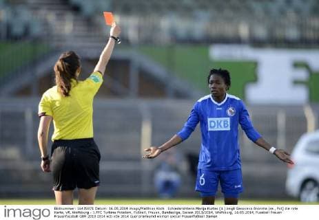 Schiedsrichterin Marija Kurtes (li.) zeigt Genoveva Anonma (re., Pot) die rote Karte, VfL Wolfsburg - 1.FFC Turbine Potsdam, Fußball, Frauen, Bundesliga, Saison 2013 2014, Wolfsburg, 16.05.2014,
